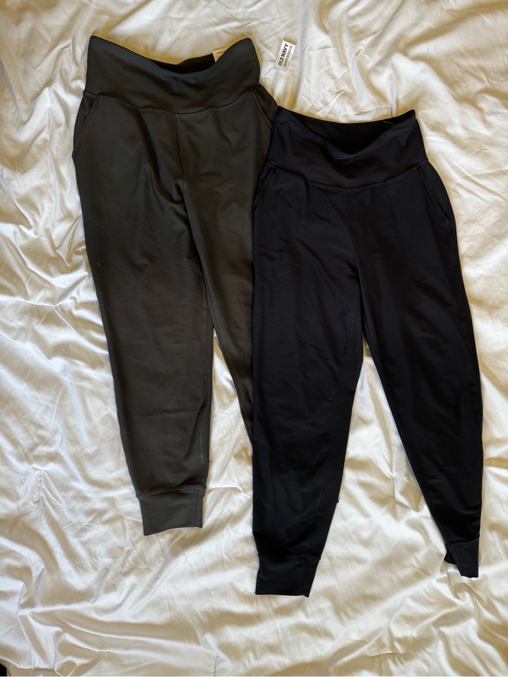 Women’s High-Waist Old Navy POWERSOFT
GO-DRY Black and Dark Olive